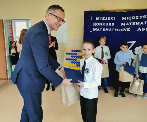 Burmistrz Pruszcza Gdańskiego Janusz Wróbel podczas wręczania nagrody laureatowi.